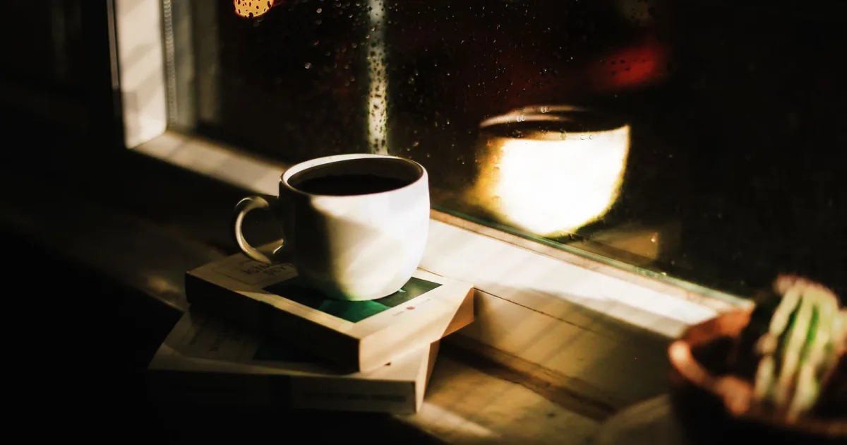 Cafeína e sono: até que horário faz sentido evitar o café?