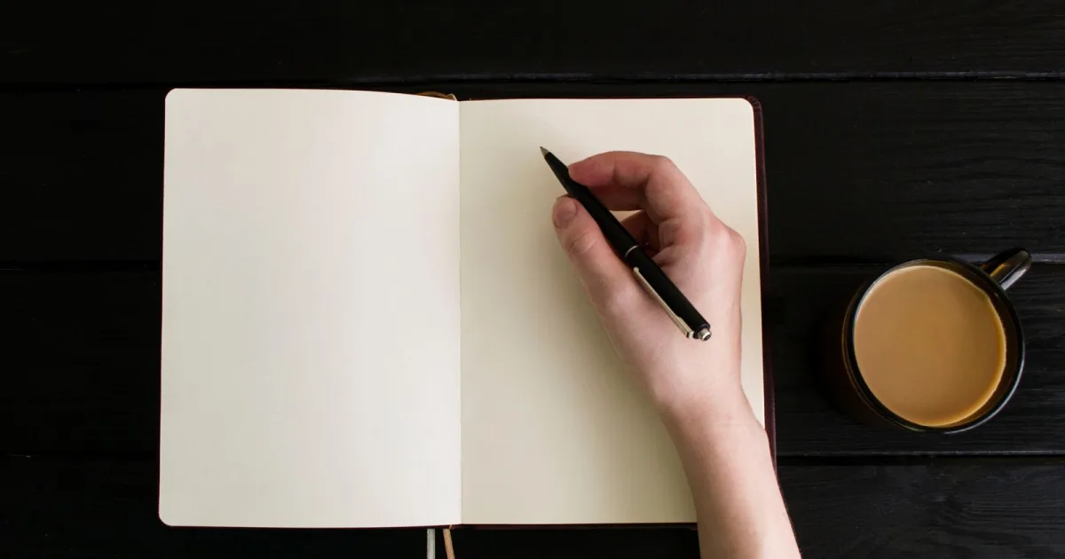 Escrever para organizar a mente: como anotar pensamentos ajuda no bem-estar